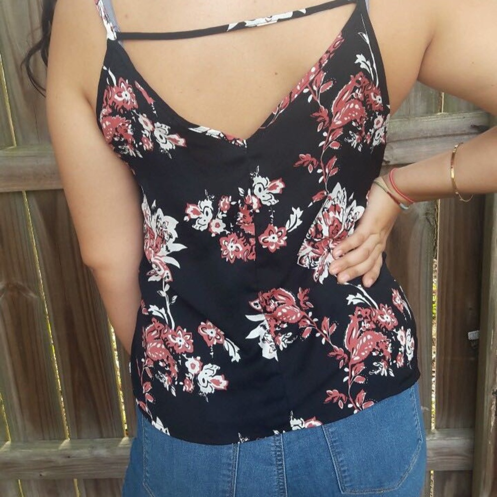 Beautiful Floral Top - Picture 2 of 2